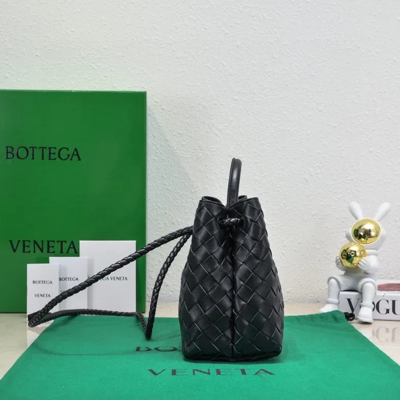 Batch 1860 B's 2023 spring and summer new model continues the brand's woven style with detailed metal knot switch buckles. This time, the shoulder straps are also made into tube weaves, showing different craftsmanship. The carrying method is versatile to create more different looks. Intrecciato woven leather small handbag, equipped with sliding crossbody strap. Internal compartments, including 1 zipper pocket and 2 open pockets with magnetic buckle closure. Size: 19*25*10.5cm, model: 7463#